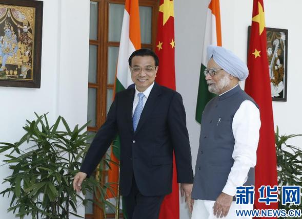 5月20日，中国国务院总理李克强在新德里与印度总理辛格举行会谈。这是李克强与辛格步入会谈大厅。 新华社记者鞠鹏摄