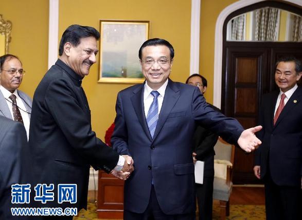 5月21日，中国国务院总理李克强在孟买会见马哈拉施特拉邦首席部长查万。 新华社记者鞠鹏摄