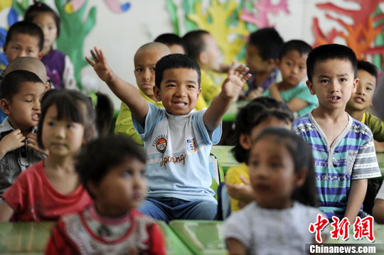图为孩子们将在这里接受汉语和维吾尔语，两种语言的教育。中新社发 刘新 摄