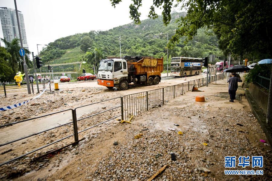 香港因大雨发生山泥倾泻事故