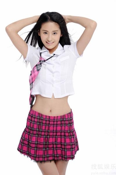 颖儿原名刘颖,她是湖南2004年度星姐,因凭借在新版《书剑恩仇录》中