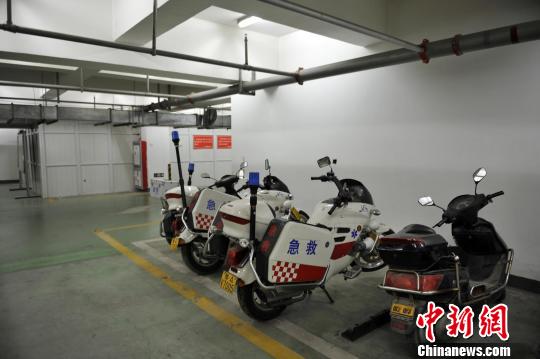 这些本该穿梭于急救现场的摩托车如今却闲置在医院地下停车场的角落里。　胡影　摄