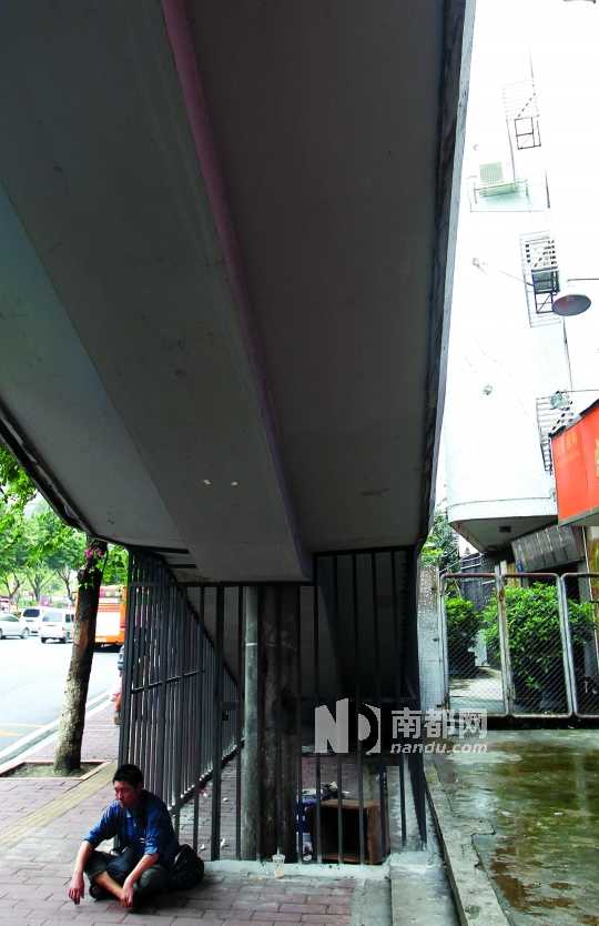 广州中医药大学第一附属医院门前天桥底下,近日用铁栅栏竖起了两个大"