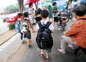 小学生背又大又重的书包很常见,孰不知这会影响孩子正常发育.