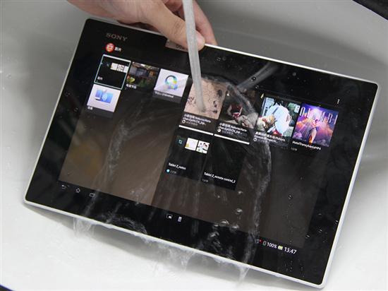 如果使用热水冲洗索尼Xperia Tablet Z，则会出现触控混乱现象，直至停止热水冲洗（停止后触控恢复正常）。