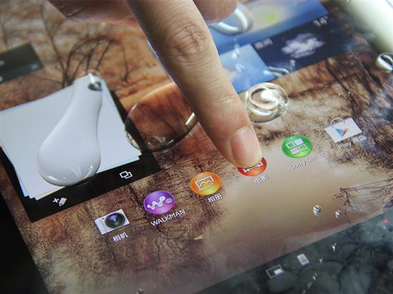 Xperia Tablet Z屏幕还有水的时候是可以触控的，不过依旧有大量水迹的部分是不可使用的。