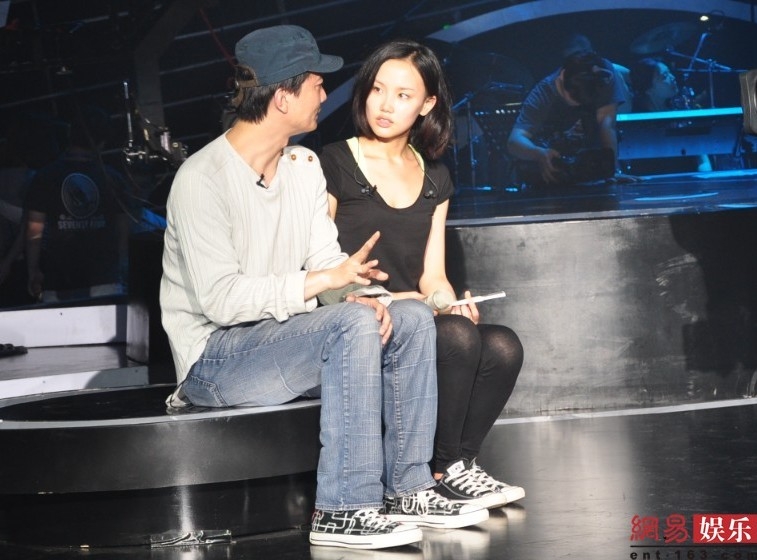 黄龄李泉穿情侣鞋亮相我为歌狂 背靠背暧昧彩排