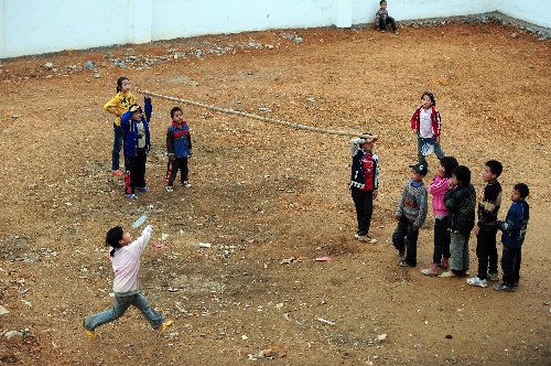 (3)贫困山区小学生的体育课