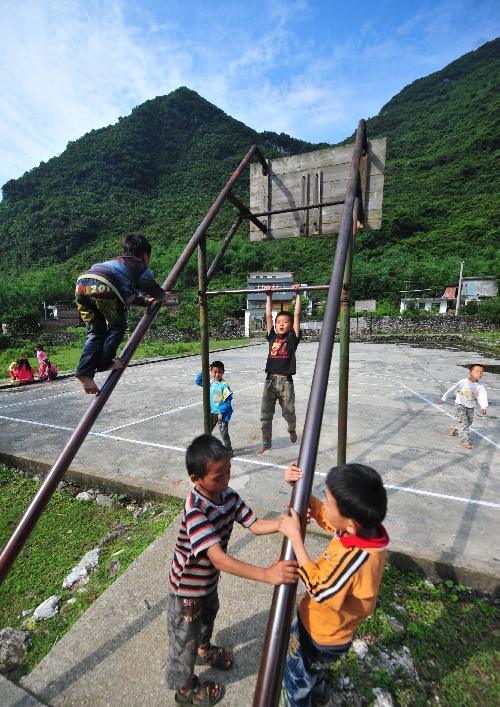 (1)贫困山区小学生的体育课