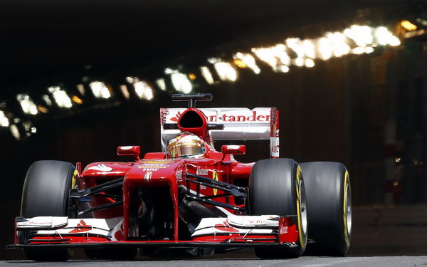 图文:F1摩纳哥站第二次练习 阿隆索驶出隧道