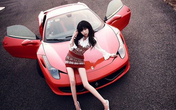 清新脱俗的恋人 青涩美女邂逅红色法拉利