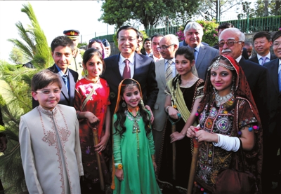 李克强在伊斯兰堡同巴基斯坦总理霍索共同种植中巴友谊树。新华社发