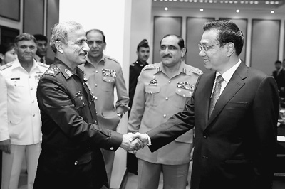 5月23日，国务院总理李克强在伊斯兰堡会见巴基斯坦参联会主席韦恩、陆军参谋长基亚尼、海军参谋长桑迪拉、空军参谋长巴特等军方领导人。