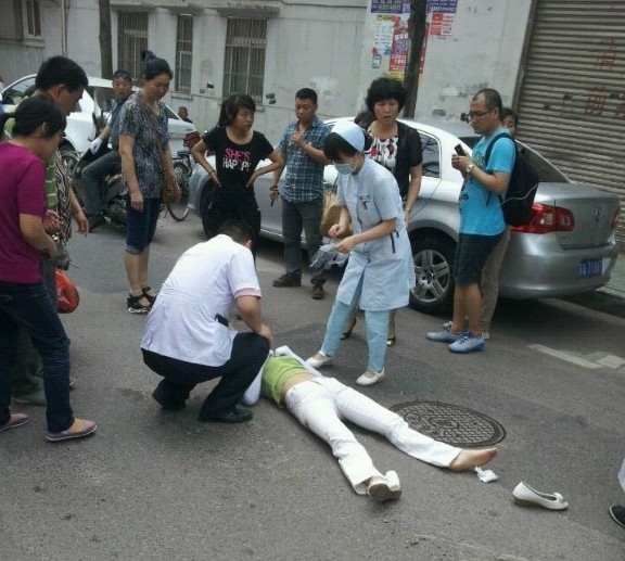 私家车开门过猛 骑车女子被打飞五米生命垂危