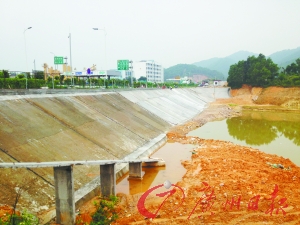水库边建农家乐 涵管漏水响叮咚