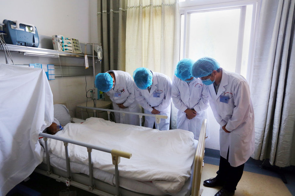 组图:云南8岁女孩捐献器官让4人获重生 医生向