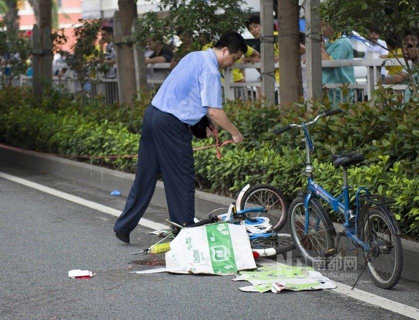 高清:女童从单车掉下 被大巴碾压身亡(组图)