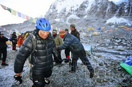 资料图：日本80岁高龄的冒险家三浦雄一郎（前）从大本营出发，向珠穆朗玛峰发起挑战。