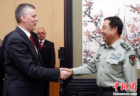 5月24日上午，中央军委副主席范长龙在北京八一大楼会见来访的波兰国防部长谢莫尼亚克，双方在友好的气氛中进行了交谈。中新社发 宋吉河 摄