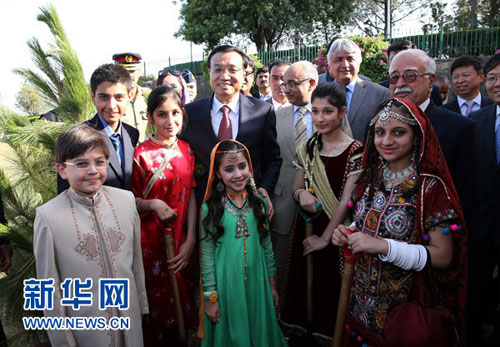 当地时间2013年5月23日，国务院总理李克强在伊斯兰堡小山公园同巴基斯坦总理霍索共同种植友谊树。