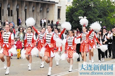 5月24日,保加利亚人在首都索非亚参加纪念斯拉夫文字节的活动.