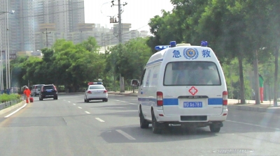 警车为救护车开道