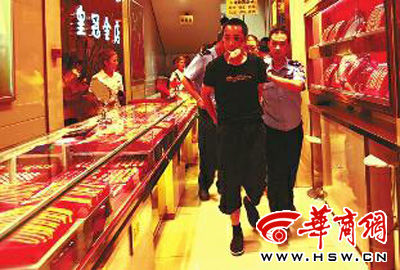 男子骑自行车抢金店只因城里太堵了 图(1)_社会万象_光明网