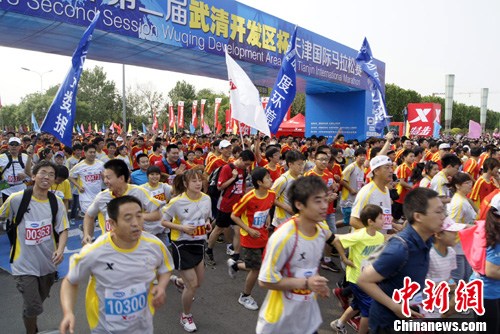 天津国际马拉松赛鸣枪开赛(组图)