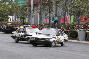 交警巡逻车撞击"嫌疑车辆"