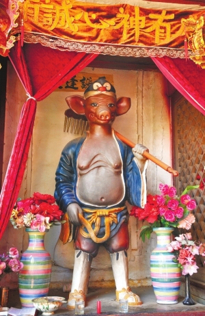 八戒寺内的猪八戒塑像