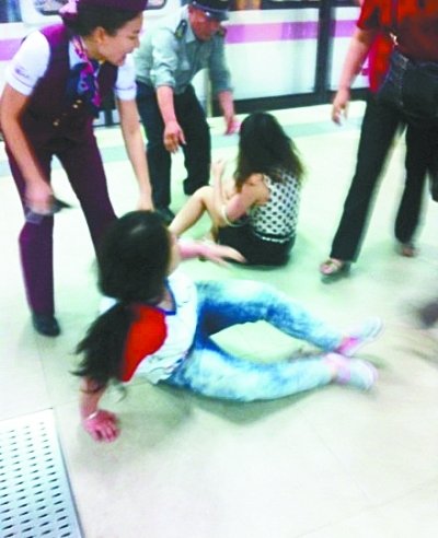武汉4女子地铁抢座互殴3站路被请出车厢