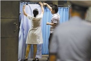 深圳女护士被电梯夹死监控曝光 现场血腥(组图)