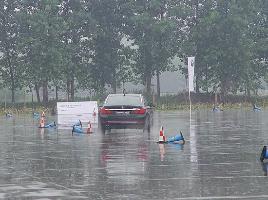 宝马7系雨中驰骋