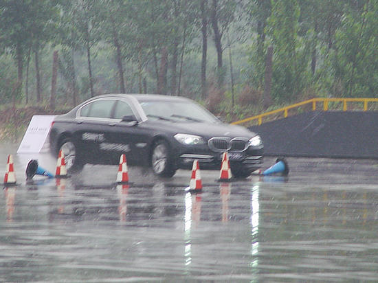 宝马7系在雨中的适应能力确实不俗