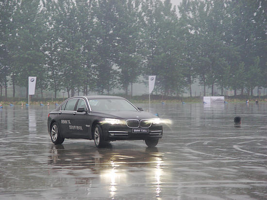 专业车手雨中车技表演