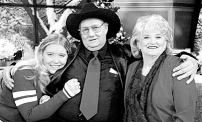 2002年12月的一天，惠特克携妻子和外孙女领取巨额彩票奖金后合影。