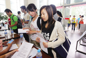 "这场招聘会的负责人刘晨说,招聘企业为学生提供了1300多个兼职岗位.