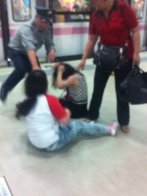 武汉4名女子地铁抢座互殴 打斗过程被直播(图