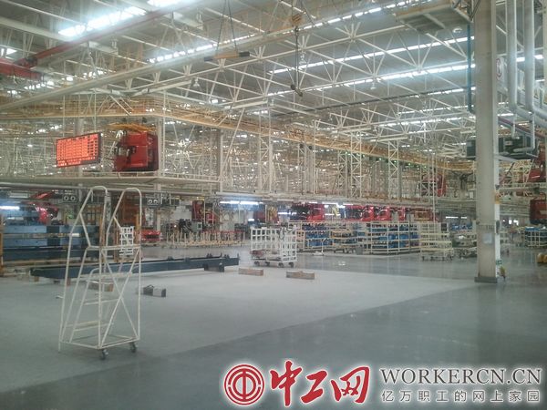 中工网记者参观东风重卡总装生产线(组图)