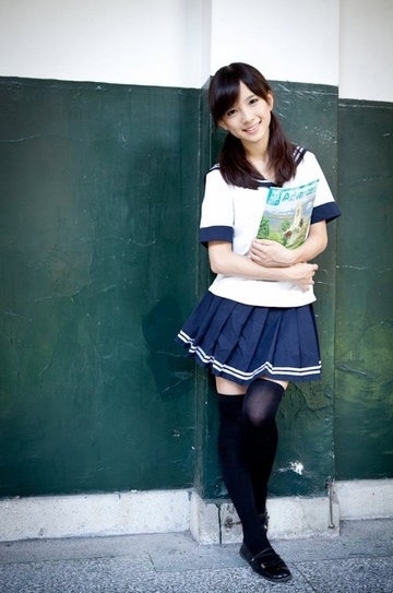 台湾精纯校花妹妹网络爆红 黑丝校服短裙演绎制服诱惑