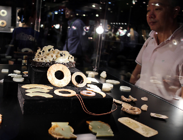 5月24日晚,与会嘉宾在香港会展中心举行的国际古玩展2013开幕式后参观