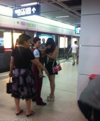 武汉4名女子地铁抢座互殴 女子衣服被扯烂(图