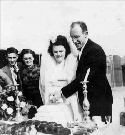 47年，马公达与首任妻子在霍山路麦司考脱屋顶花园举办结婚派对 （资料照片）