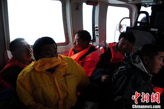 烟台芝罘湾渔民暴风雨中遇险 北海救助飞行队