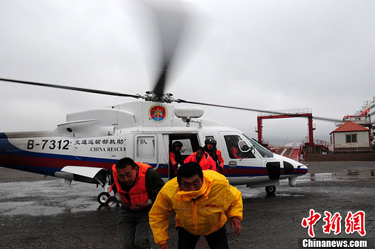 烟台芝罘湾渔民暴风雨中遇险 北海救助飞行队