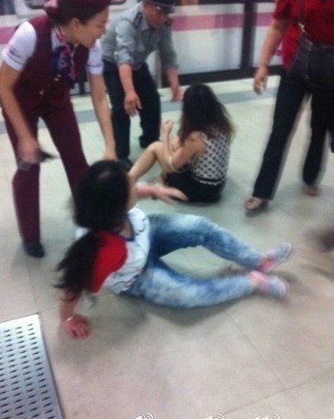 女子地铁抢座互殴 现场打斗场面震撼网友(组图)