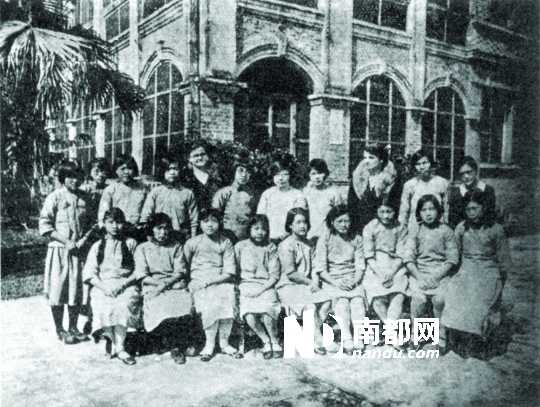 20世纪30年代广州的女学生合影。资料图片