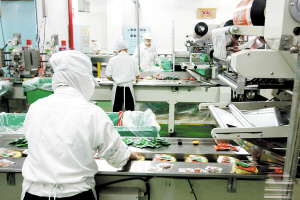 经开区昆明统一企业食品有限公司方便面生产线. 记者李海曦摄