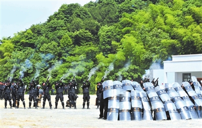 警棍盾牌组合演练