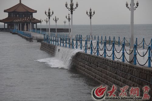 青岛栈桥暴雨坍塌 曾按抗风浪50年一遇施工(图